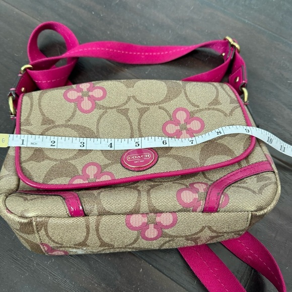 Coach Peyton signature cross body purse - Picture 7 of 8